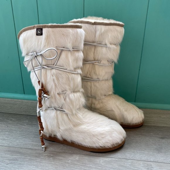 Cozy White Faux Fur Winter Boots - Picture 3 of 5